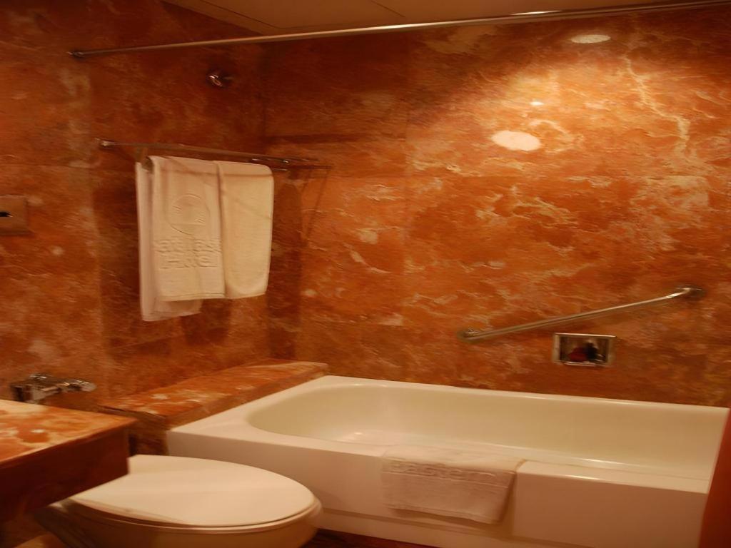 Great Eastern Hotel Кесон-Сити Экстерьер фото