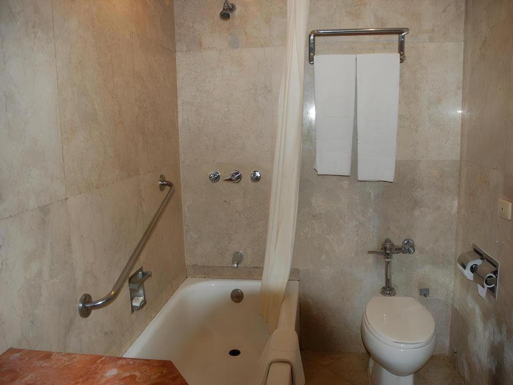 Great Eastern Hotel Кесон-Сити Экстерьер фото